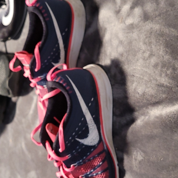 Ladies Nike FlyKnit Trainers - Picture 3 of 4